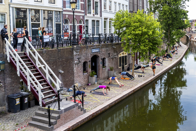 903775 Afbeelding van leden van de sportschool De WorkOut (Oudegracht 41) te Utrecht die trainen op de werf aan de ...